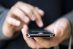 احذر أن يُقفل آيفونك نصف قرن