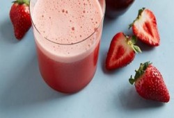 صحتك فى وصفة.. مشروب التفاح بالفراولة لعلاج تساقط الشعر