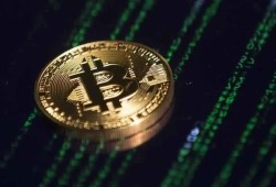"بيتكوين" تصعد 10 بالمائة فوق 9500 دولار