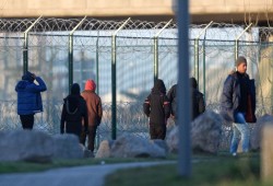 "هيئة السجون": مهاجرون في بريطانيا محتجزون من أربع سنوات