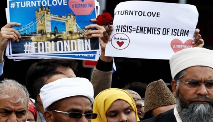 حملة عنصرية ضد مسلمي بريطانيا.. وأخرى تدعو إلى حبهم