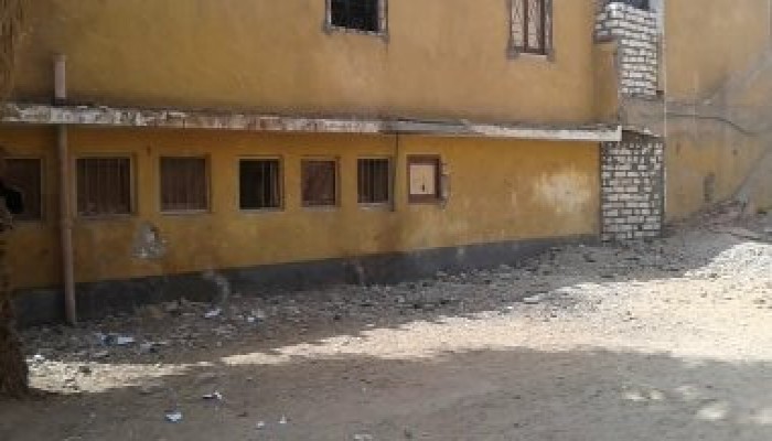 مدرسة الرغامة بأسوان تهدد حياة التلاميذ.. والمسؤلون نيام