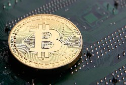 "بيتكوين" تصعد من أدنى مستوياتها خلال 1.5 شهرا