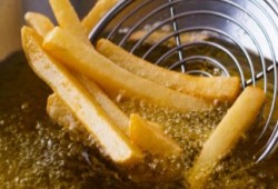 6 أخطاء شائعة تجنبيها عند قلي الأطعمة