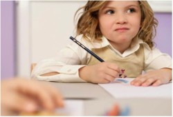 كيف تساعد طفلك على التعامل بإيجابية مع الواجبات المنزلية؟