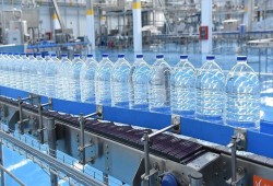 مليارا إنسان حول العالم يعانون من نقص المياه الصحية (تقرير)