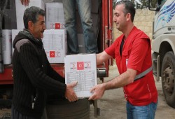 الهلال الأحمر التركي يوزع مساعدات إغاثية للمدنيين في عفرين