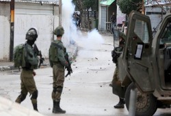 إصابة عشرات الفلسطينيين بجراح وحالات اختناق في الضفة الغربية