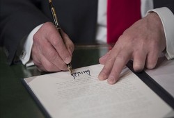 ترامب يصادق على قانون لتمويل الحكومة بـ1.3 ترليون دولار