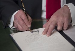 ترامب يصادق على قانون لتمويل الحكومة بـ1.3 ترليون دولار