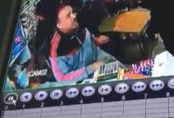 كاميرا مراقبة تكشف سرقة موبايل بطريقة ماكرة في الشرقية «فيديو»