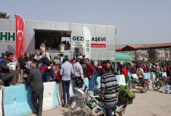 مطبخ تركي متنقل يوفر 10 آلاف وجبة يومية لأهالي عفرين