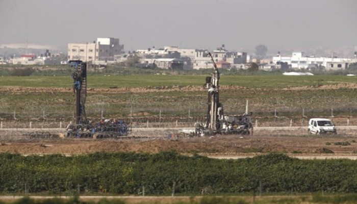 شبان من غزة يحرقون معدات للاحتلال داخل الخط العازل