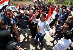 الناس بتسأل: هو النهاردة انتخابات ولا حنَّة السيسي؟