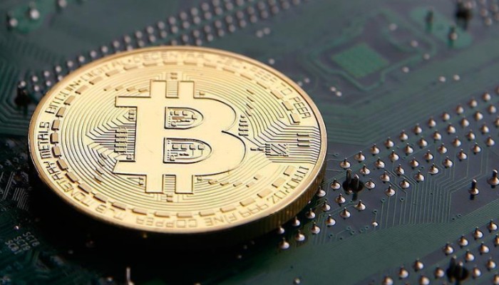 "بيتكوين" تهبط 6.7 بالمائة على وقع حظر إعلانات العملات على "تويتر"