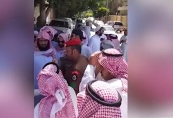 تجمع احتجاجي نادر في السعودية.. هكذا تم التعامل معه