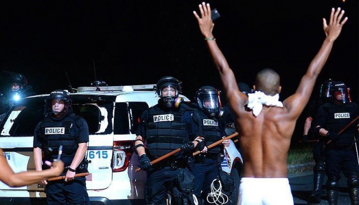 متظاهرون يقتحمون مجلس بلدية أمريكية احتجاجًا على مقتل شاب أسود