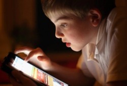 هل تفكر في إعطاء هاتف ذكي لطفلك؟ لا تقم بذلك لهذه الأسباب