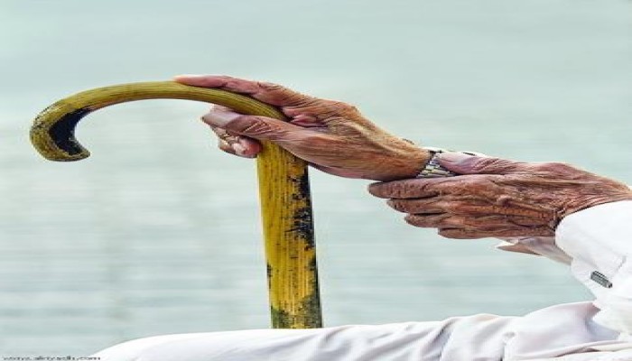 بين المشقة والثواب .. عناء الأبناء عند كبر الآباء ..