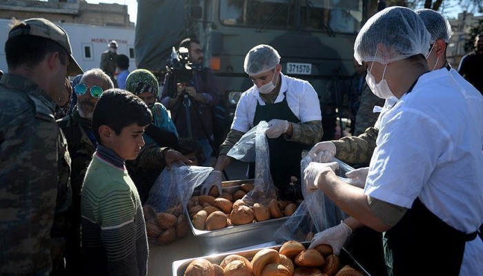 الجيش التركي يوفر الخبز مجانا لسكان عفرين