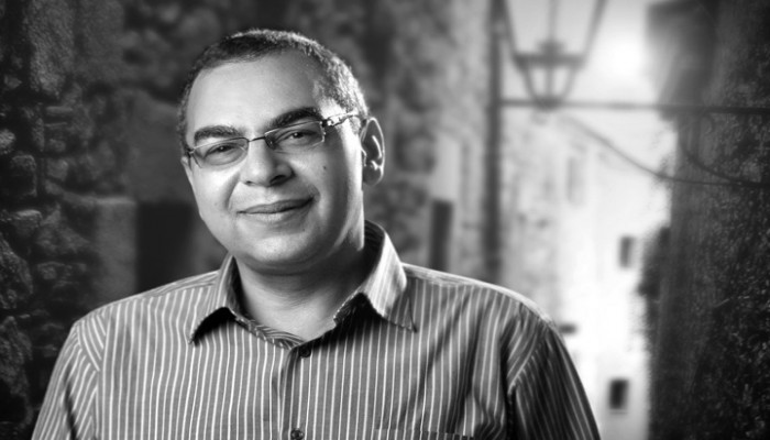 وفاة الأديب أحمد خالد توفيق .. وآلاف النشطاء ينعونه على مواقع التواصل