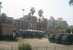 مأمور سجن المنصورة ونائبه يرتكبان انتهاكات بحق المعتقلين