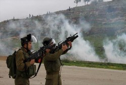 إصابة عشرات الطلبة الفلسطينيين بحالات اختناق خلال مواجهات مع الجيش الإسرائيلي