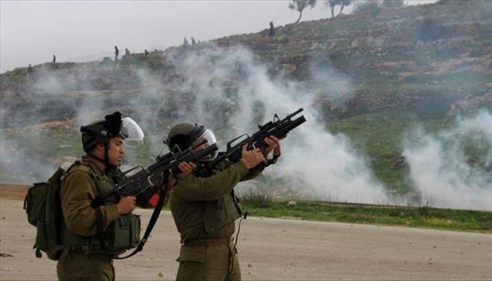 إصابة عشرات الطلبة الفلسطينيين بحالات اختناق خلال مواجهات مع الجيش الإسرائيلي