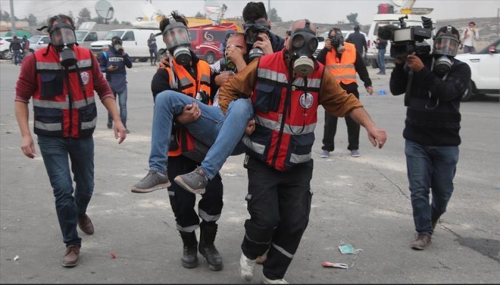 الهلال الأحمر الفلسطيني: ليبرمان يشجع استهداف الطواقم الطبية على حدود غزة