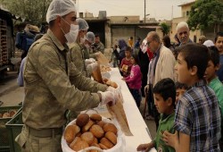 الجيش التركي يوفر الخبز مجانًا لسكان جنديرس في عفرين