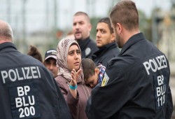 التلفزيون الألماني: اللاجئون السوريون يعودون إلى تركيا لعدم لَمِّ شمل أسرهم