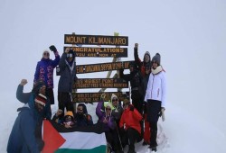 بعد 5 أيام من التسلق... علم فلسطين على أعلى قمم إفريقيا