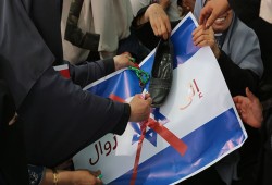 عشرات الآلاف يشاركون في جمعة رفع العلم الفلسطيني وحرق "الإسرائيلي"