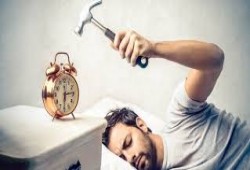 الاستيقاظ من النوم متأخرا "يزيد خطر الوفاة"