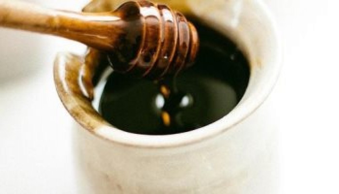 ما حقيقة خطورة العسل الأسود على الصحة؟