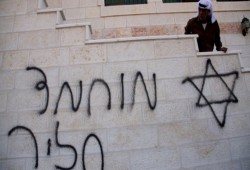 الاحتلال يواصل إغلاق مدخل عزون وشعارات عنصرية للمستوطنين بنابلس