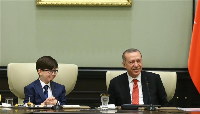 في خطوة رمزية.. أردوغان يتنحى عن منصبه لصالح طفل