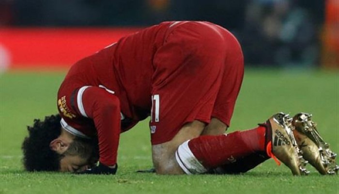 محمد صلاح.. أحبته جماهير ليفربول فغنت للإسلام