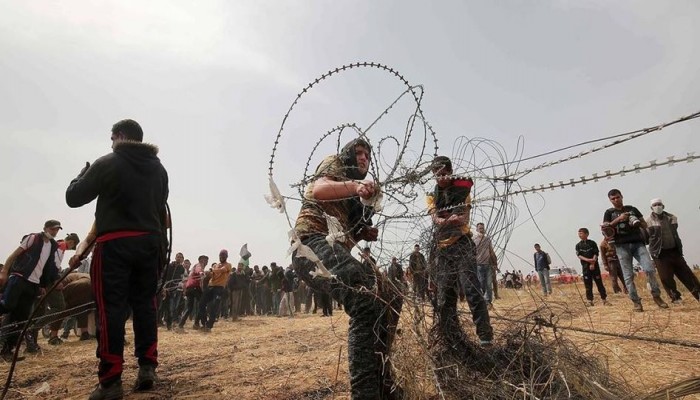 مسيرة العودة.. في بداية فعاليات الجمعة الخامسة شباب ينزعون السياج الفاصل شمال غزة