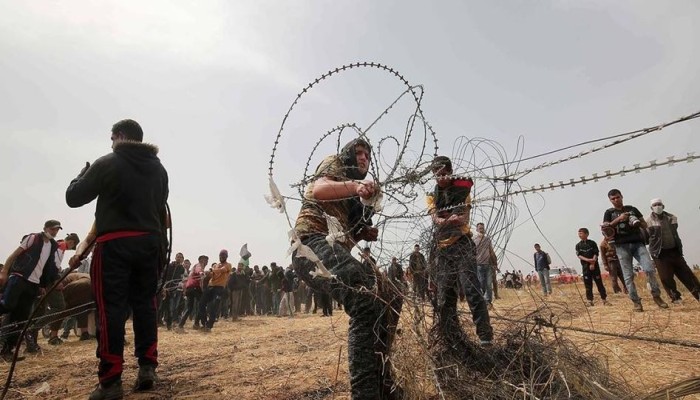 مسيرة العودة.. في بداية فعاليات الجمعة الخامسة شباب ينزعون السياج الفاصل شمال غزة