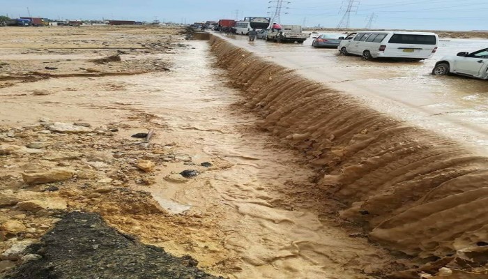 شبكة طرق السيسي غرقت في "شبر ميه"