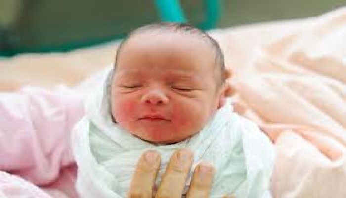 طفلي يريد أن أحمله طوال الوقت: ماذا أفعل؟