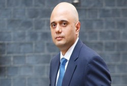 بريطانيا تعيّن مسلمًا من أصل باكستاني وزيرًا للداخلية