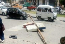 شدة الرياح تسقط عمود إنارة في الشارع التجارى باﻹسماعيلية