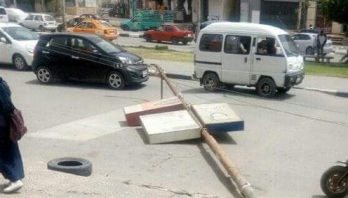 شدة الرياح تسقط عمود إنارة في الشارع التجارى باﻹسماعيلية