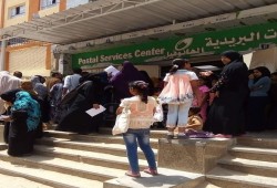 مواطنون يحتشدون أمام مكتب بريد الهانوفيل لشراء استمارة «محمد صلاح»