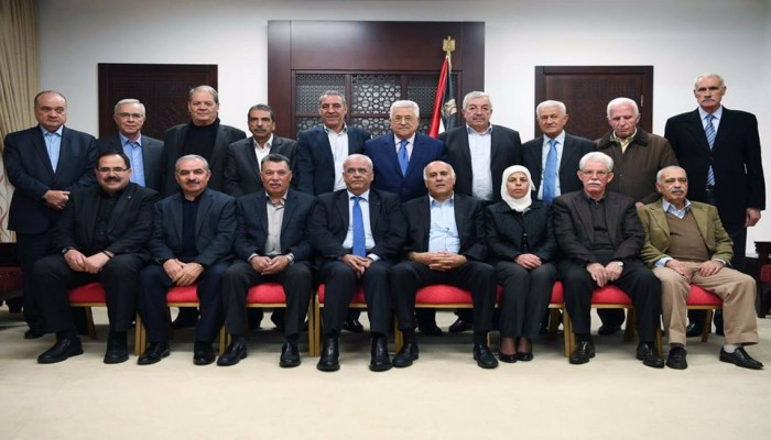 عباس لمركزية فتح.. محاصرة مسيرات العودة وقطع رواتب غزة