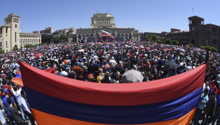 برلمان أرمينيا ينعقد والجماهير تنتظر باشينيان