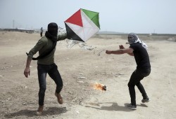 موقع إسرائيلي: حريق ضخم سببه طائرة ورقية من غزة (فيديو)