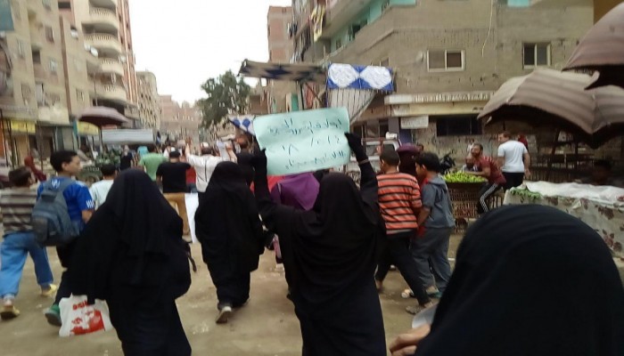 ثوار بولاق الدكرور يهتفون: "مرسي صان والسيسي خان"